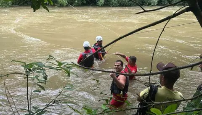 Turistas sendo resgatados — Foto: Turistas sendo resgatados (Foto: Divulgação)
