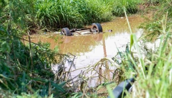 Carro com quatro ocupantes cai em córrego na BR-163 em Campo Grande