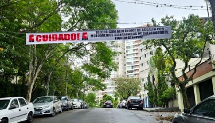 Moradores penduram faixas contra assaltos em bairro nobre de São Paulo — Foto: S