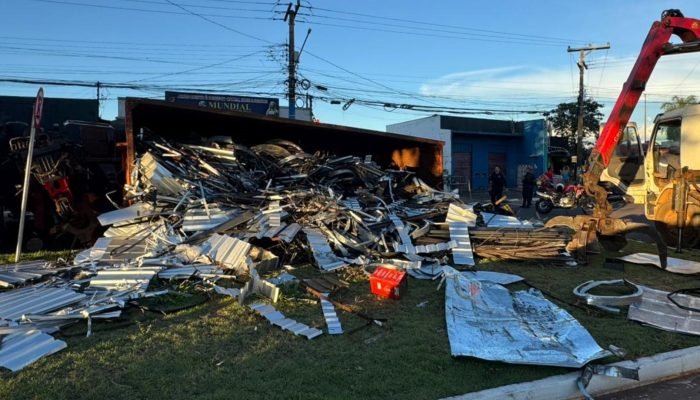 O tombamento ocorreu próximo ao Trevo Imbirussu. — Foto: O tombamento ocorreu pr