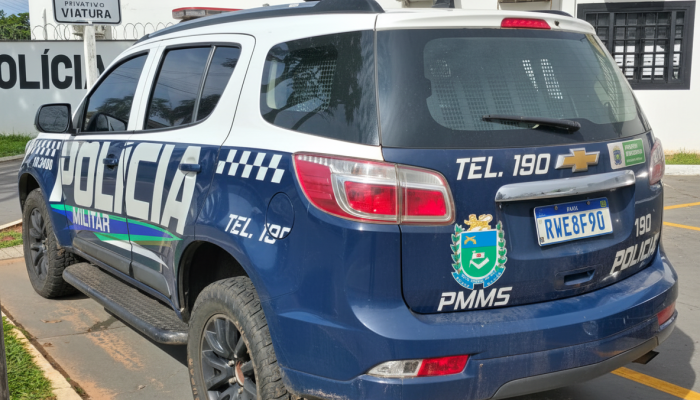 Viatura da Polícia Militar de Mato Grosso do Sul estacionada.