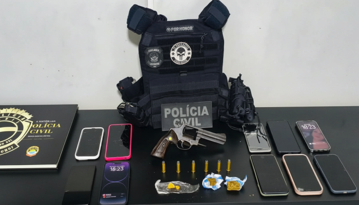 Polícia prende dupla suspeita de tráfico em Santa Rita do Pardo e apreende arma