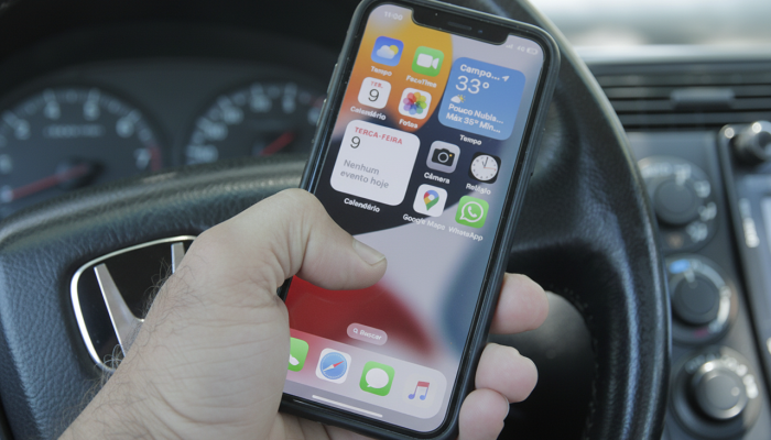 Motorista usa celular e percorre 80 metros em 5 segundos na BR-163