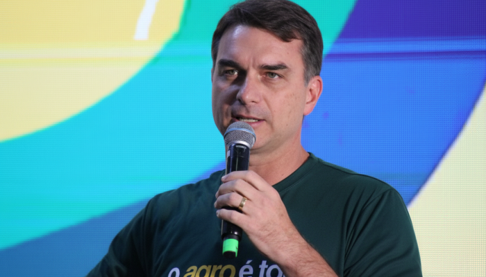 Flávio Bolsonaro considera visita a Aparecida durante feriado de 12 de outubro
