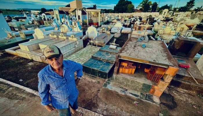 João construiu a lápide do próprio filho — Foto: João construiu a lápide do próp