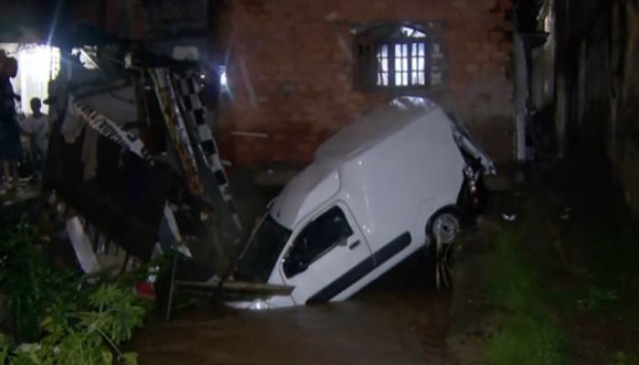 Veículo foi levado pela correnteza para dentro de um córrego — Foto: Paulo Sabba