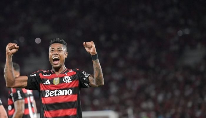 Flamengo vence Sport e assume liderança do Brasileirão