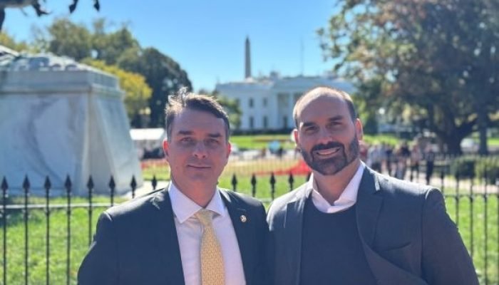 Foto: Flávio Bolsonaro (à esquerda) e Eduardo Bolsonaro (à direita) | Reprodução
