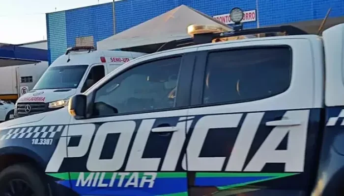 Polícia Militar em frente ao Hospital de São Gabriel do Oeste. (Foto: Reprodução/Idest)