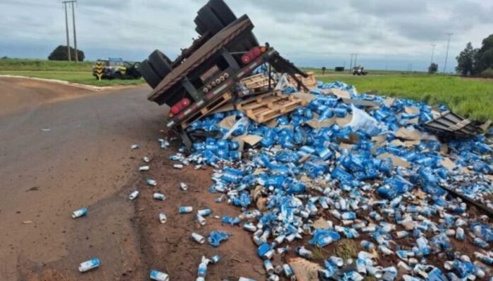 Carreta carragada com cerveja tombou na BR-463 — Foto: Carreta carragada com cer