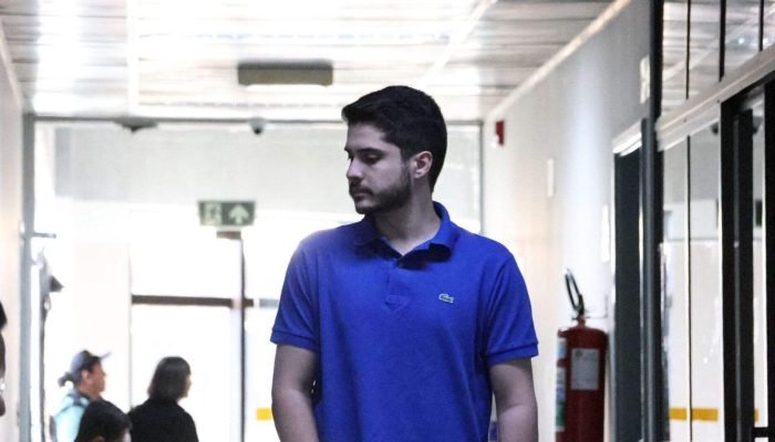 Foto: João Vitor quando chegou à última audiência do caso, no dia 10 de junho do