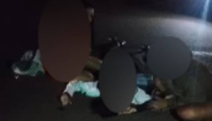 Mulher caída ao solo sendo amparada pelas amigas logo após o atropelamento — Fot
