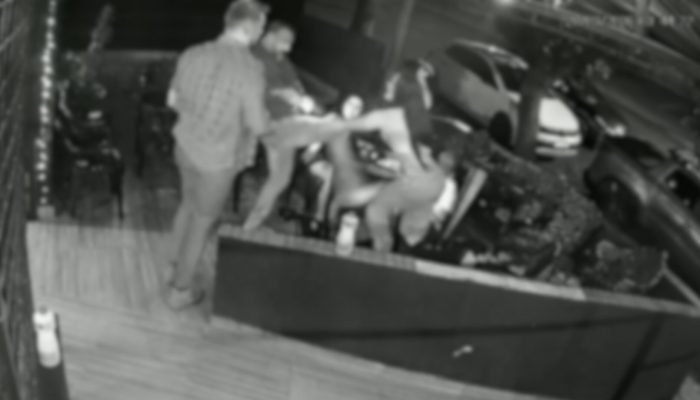 Foto: Policiais teriam agredido as vítimas em lanchonete. (Foto: Reprodução)