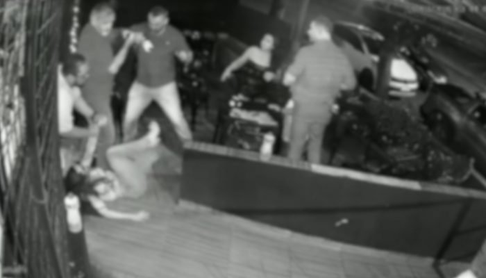 Foto: Câmeras de segurança registraram a violência dos agentes contra a família.