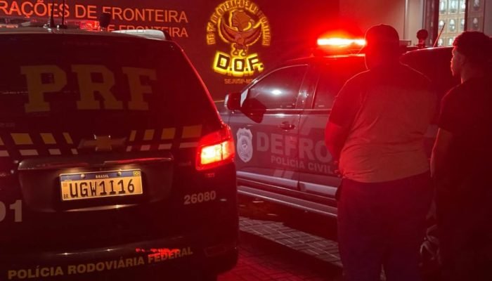 Viaturas da PRF e Polícia Civil em operação policial noturna.