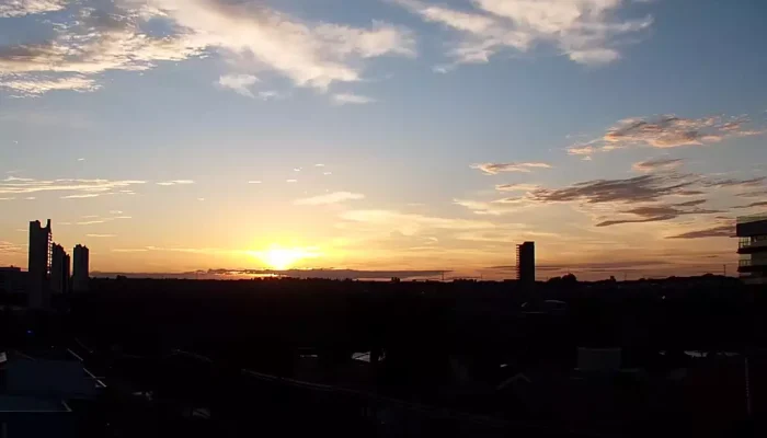 Nascer do Sol visto do Vivendas do Bosque, em Campo Grande (Foto: Direto das Ruas)