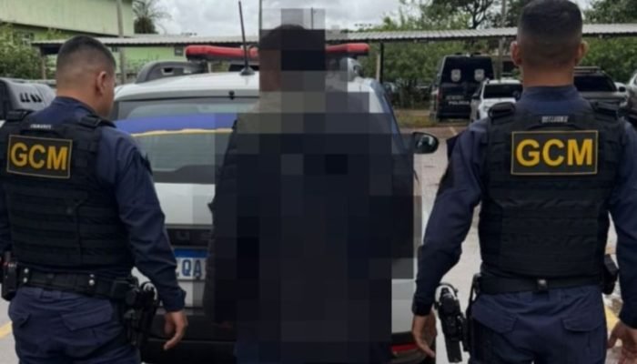 Homem foi preso e levado à delegacia — Foto: Homem foi preso e levado à delegaci