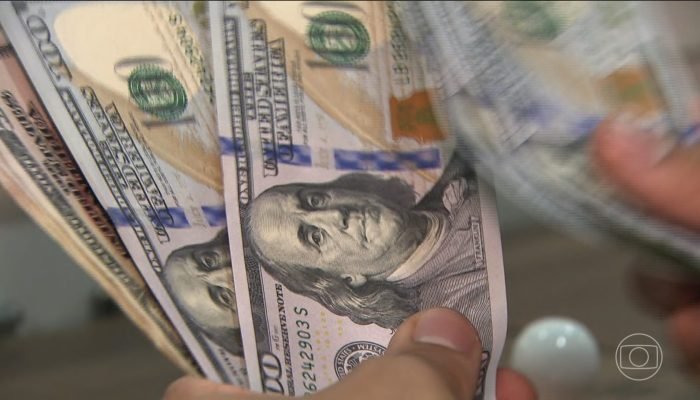 Dólar sobe 0,11% enquanto investidores acompanham dados de serviços e discursos do Fed