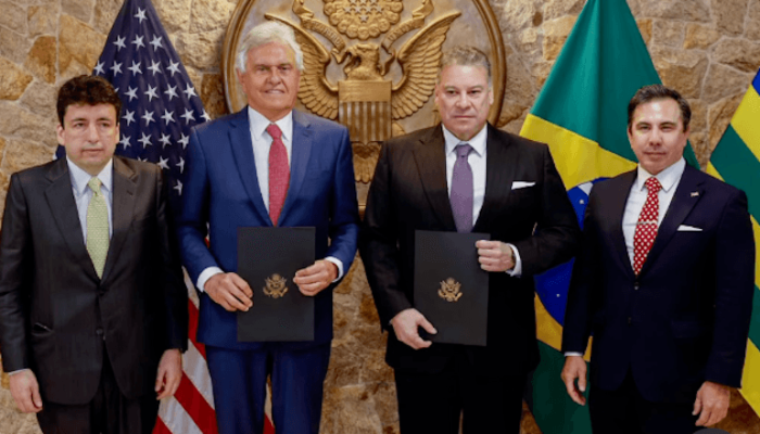 Foto: O governador de Goiás, Ronaldo Caiado, durante a assinatura do memorando c