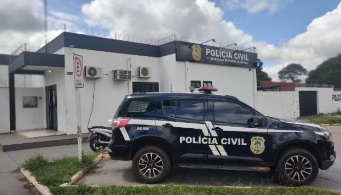 Viatura em frente à Delegacia de Naviraí — Foto: Viatura em frente à Delegacia d