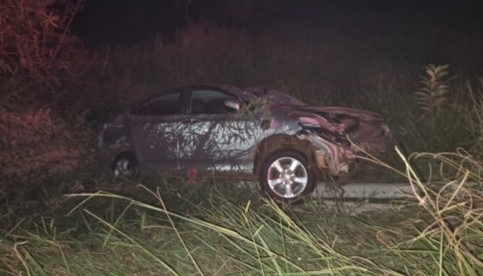 Carro capotou e saiu da pista — Foto: Carro capotou e saiu da pista (Rio Brilhan