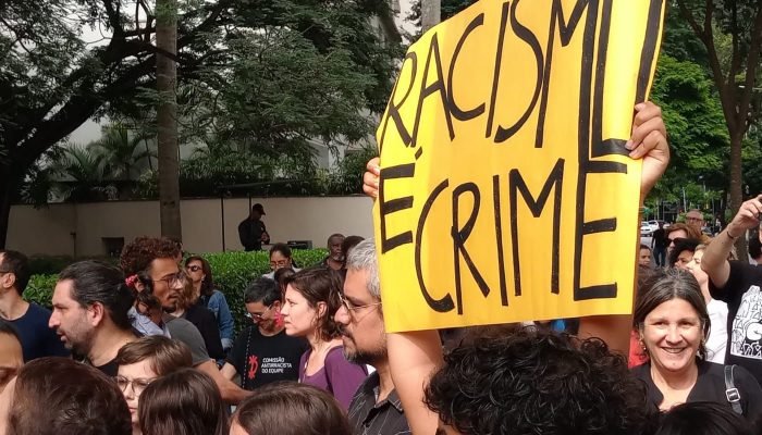 Defensoria pede R$ 759 mil em ação contra shopping de SP por racismo