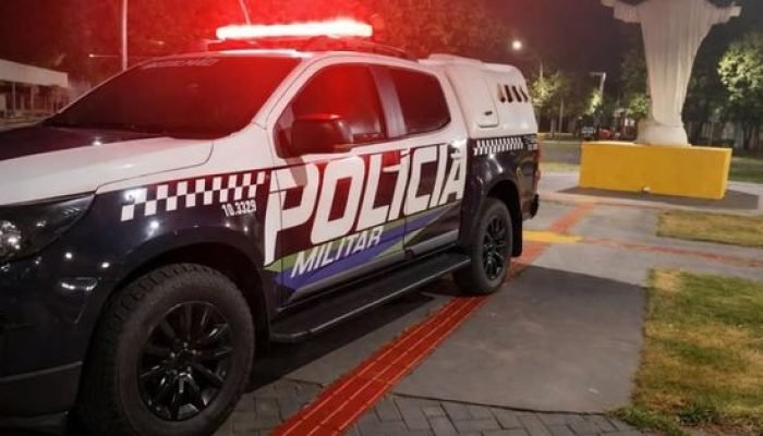 homem-e-contido-pela-policia-apos-surto-em-condominio-de-navirai-697b6bce87991