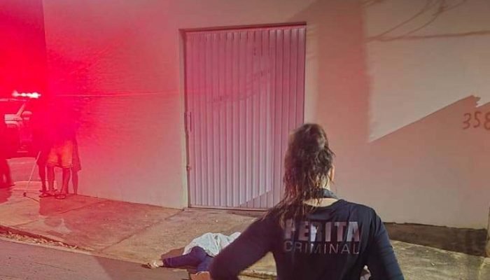 Perita no local onde homem foi encontrado morto na madrugada de hoje em Naviraí