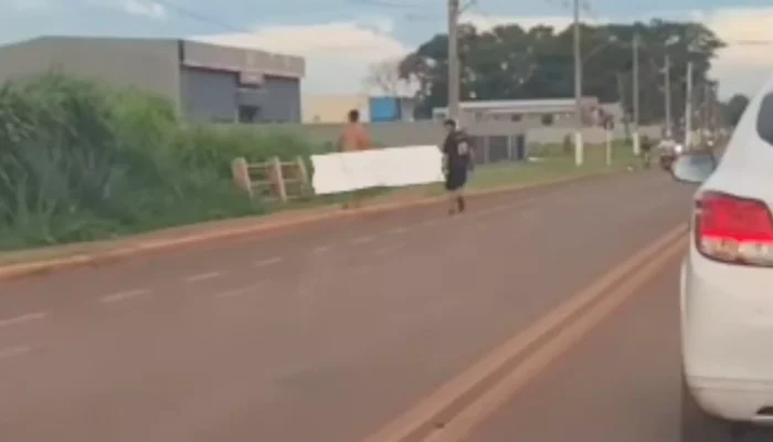 Homem estava sem roupas em avenida da cidade (Foto: Reprodução, Rio Brilhante em Tempo Real)