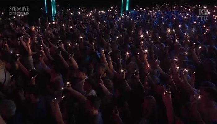 Australianos fazem um minuto de silêncio antes do Ano Novo em homenagem às vítim