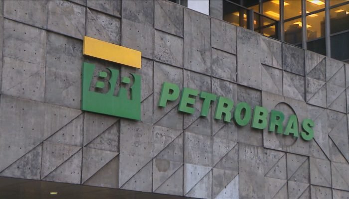 Petrobras reduz preço da gasolina em 4,9% para distribuidoras