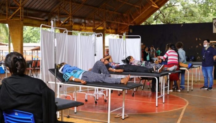 Hospital de campanha foi montado em quadra de escola indígena para atender casos