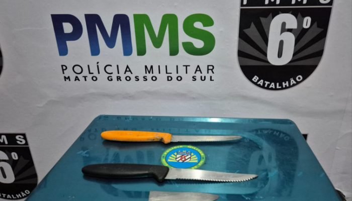 Facas apreendidas na casa do suspeito — Foto: Facas apreendidas na casa do suspe