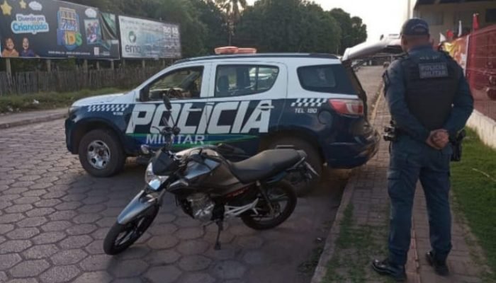 Motocicleta foi apreendida e homem, encaminhado para a Polícia Civil — Foto: Mot