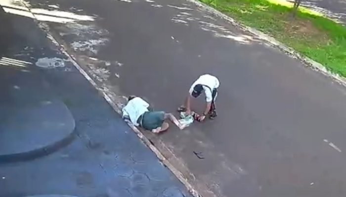 Idoso cai e é agredido durante roubo. — Foto: Idoso cai e é agredido durante rou