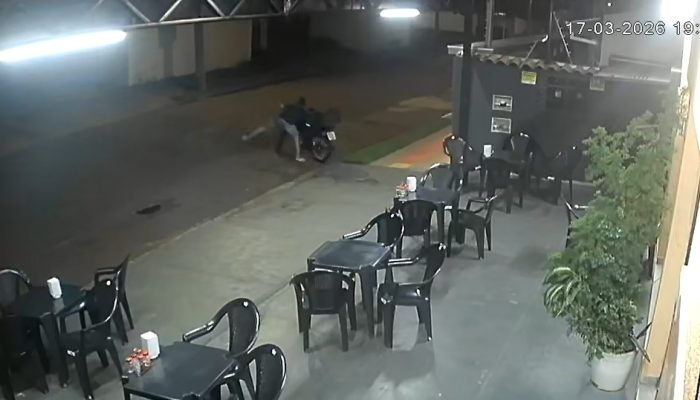 Foto: Criminoso saiu empurrando a moto - Foto: Fala Povo