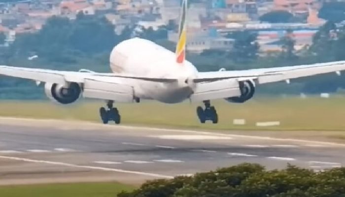 imagem-do-momento-do-pouso-do-boeing-777f-1647270089459_v2_4x3