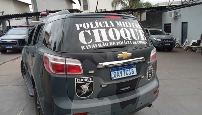 Em Jaraguari, traficante tenta escapar do Choque, prende-se em cerca e é detido