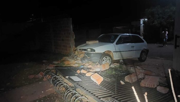 Em Chapadão do Sul, motorista embriagado destrói muro e portão após colisão