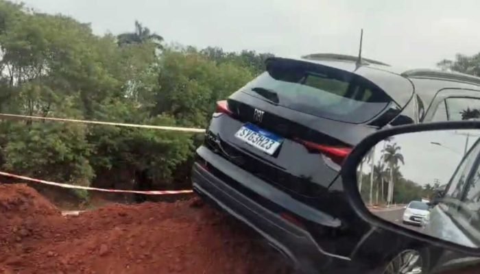 Em Campo Grande, carro invade área bloqueada e evita queda no rio Anhanduí