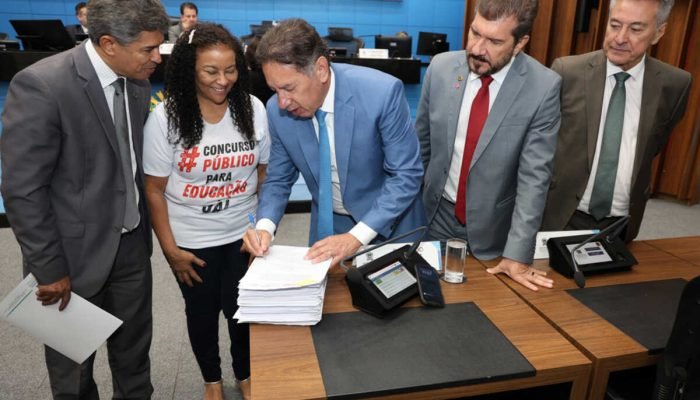Gerson Claro destaca diálogo e compromisso com a Educação durante manifestação da Fetems