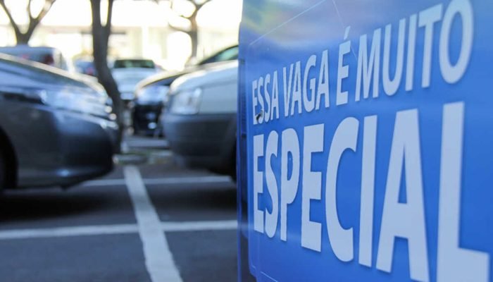 Idoso ameaça casal com vassoura por vaga de estacionamento em Campo Grande