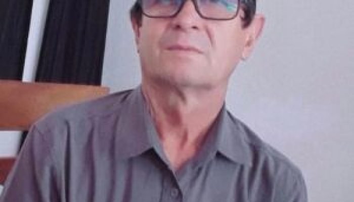 Trator capota em assentamento e mata idoso