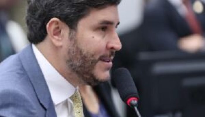 Comissão aprova acesso gratuito à internet para famílias de baixa renda com alunos na rede