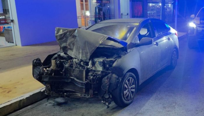 O suspeito se envolveu em um acidente durante a perseguição. — Foto: O suspeito