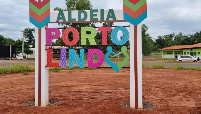 Placa colorida de boas-vindas da Aldeia Porto Lindo.