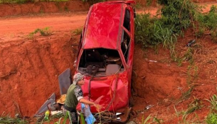 Veículo capotou em rodovia de MS — Foto: Fonte: Jornal da Nova