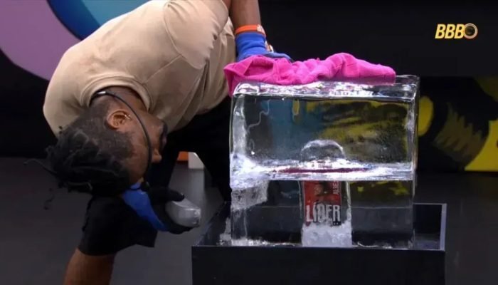 Foto: Leandro estreia a dinâmica Barrado no Baile nesta quarta-feira (21) • Repr