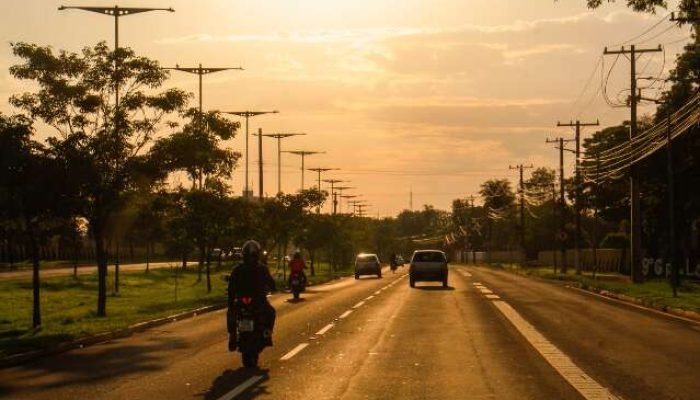 Frente fria muda o tempo e domingo terá chuva e vento forte