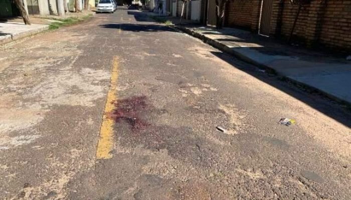 Marca de sangue da vítima na rua onde o crime ocorreu — Foto: Marca de sangue da